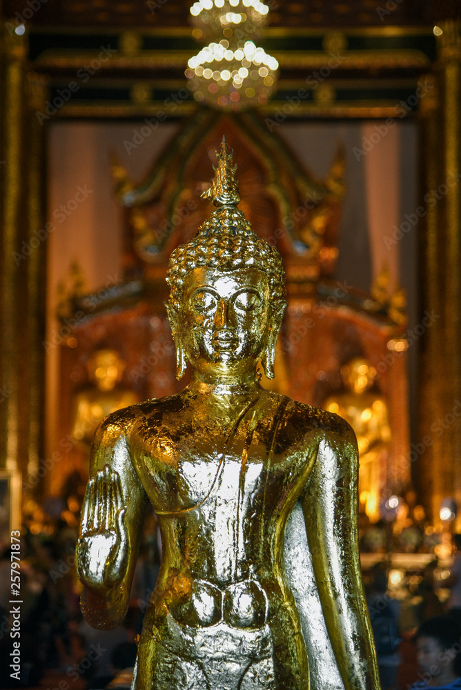 Obraz premium Statue at Wat Chedi Luang in Chiang Mai, Thailand 