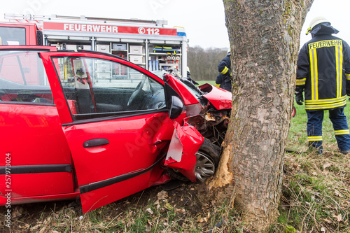 PKW prallt gegen Baum photo