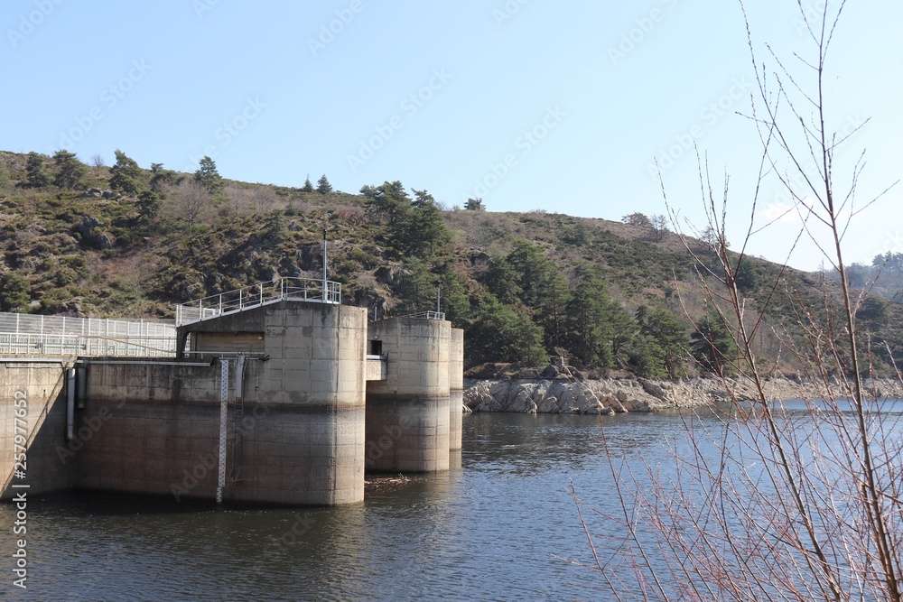 BARRAGE HYDROELECTRIQUE DE GRANGENT - COMMUNE DE CHAMBLES - LOIRE BARRAGE HYDROELECTRIQUE DE GRANGENT - COMMUNE DE CHAMBLES - LOIRE