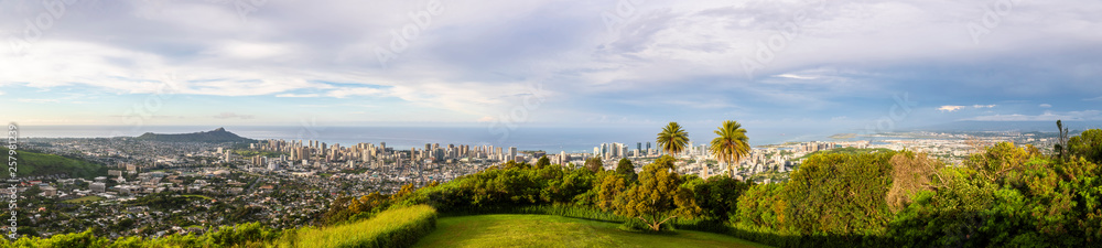 USA, Hawaii Oahu, Puu Ualakaa State Park, View from Tantalus Lookout to Honolulu and Diamond Head USA, Hawaii Oahu, Puu Ualakaa State Park, View from Tantalus Lookout to Honolulu and Diamond Head