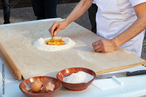 azdora al lavoro, preparazione della sfoglia photo