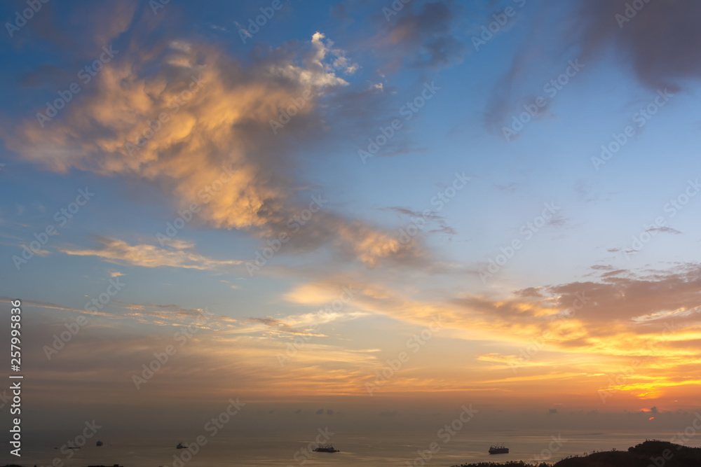Obraz premium Splendid red clouds in the evening sky