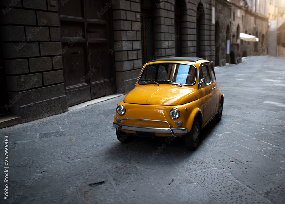 macchina italiana gialla