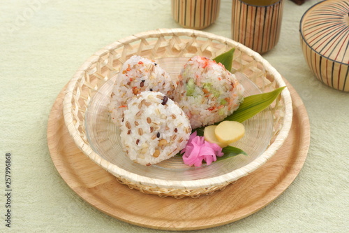 もち麦おむすび