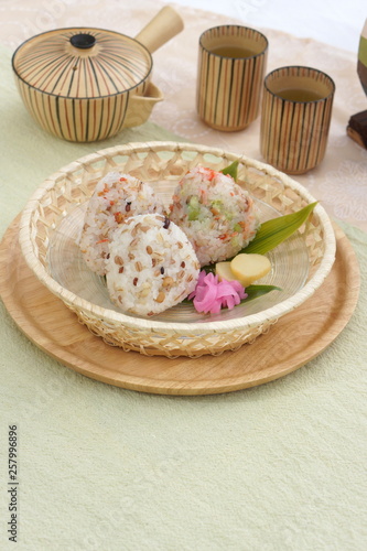 もち麦おむすび