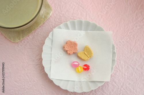 抹茶ミルクと干菓子