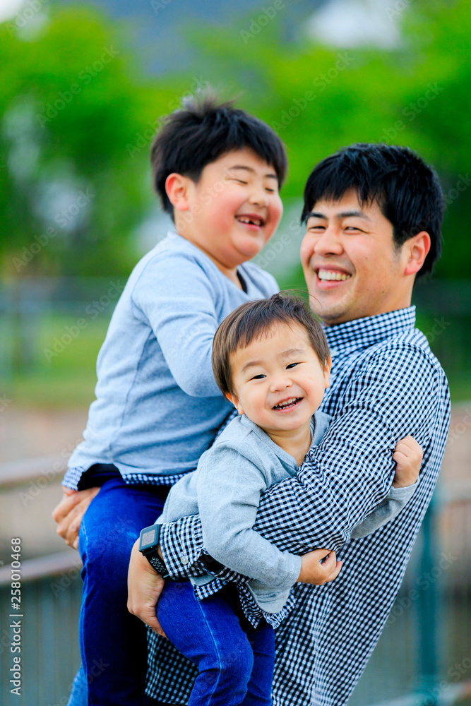 Fototapeta premium Rodzic i dziecko bawiące się w parku