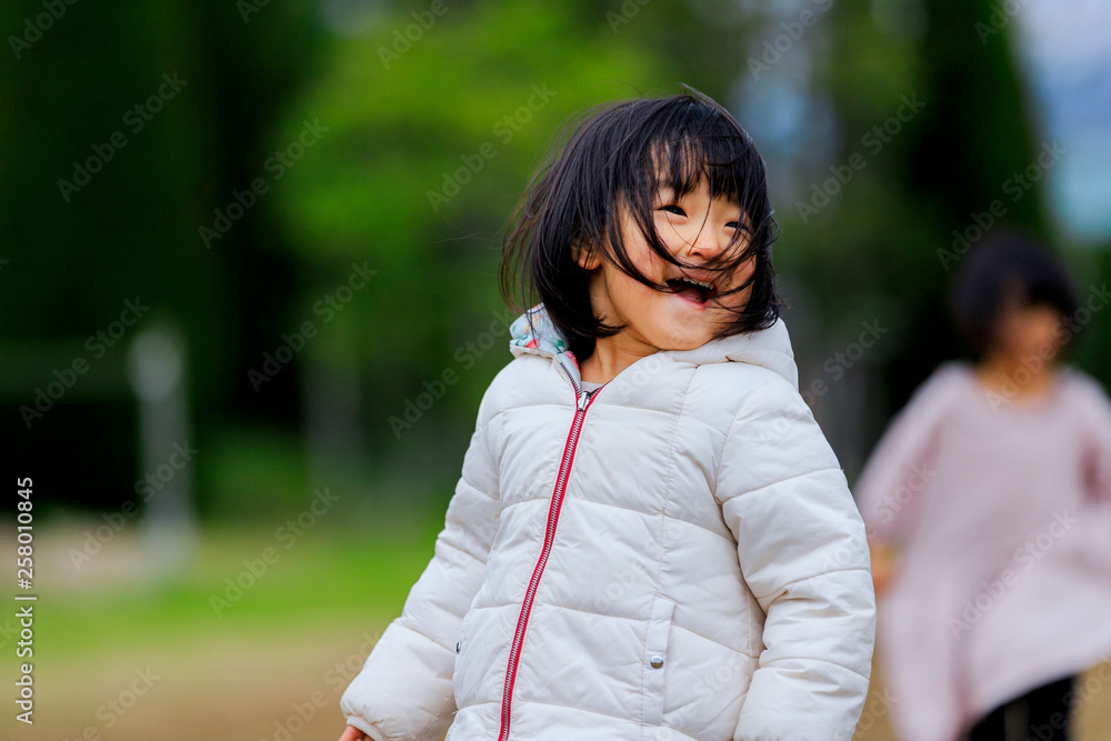 3歳の女の子 屋外ポートレート 3歳の女の子 屋外ポートレート