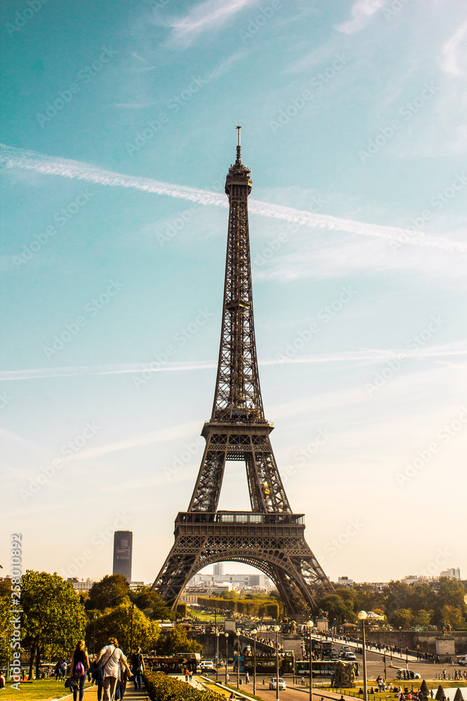 Naklejka premium The Eifflel Tower and the BLUE Sky 