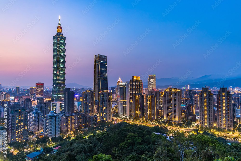 Naklejka premium Tajwan panoramę miasta o zmierzchu, piękny zachód słońca w Tajpej, widok z lotu ptaka Panoramę miasta Tajwanu.