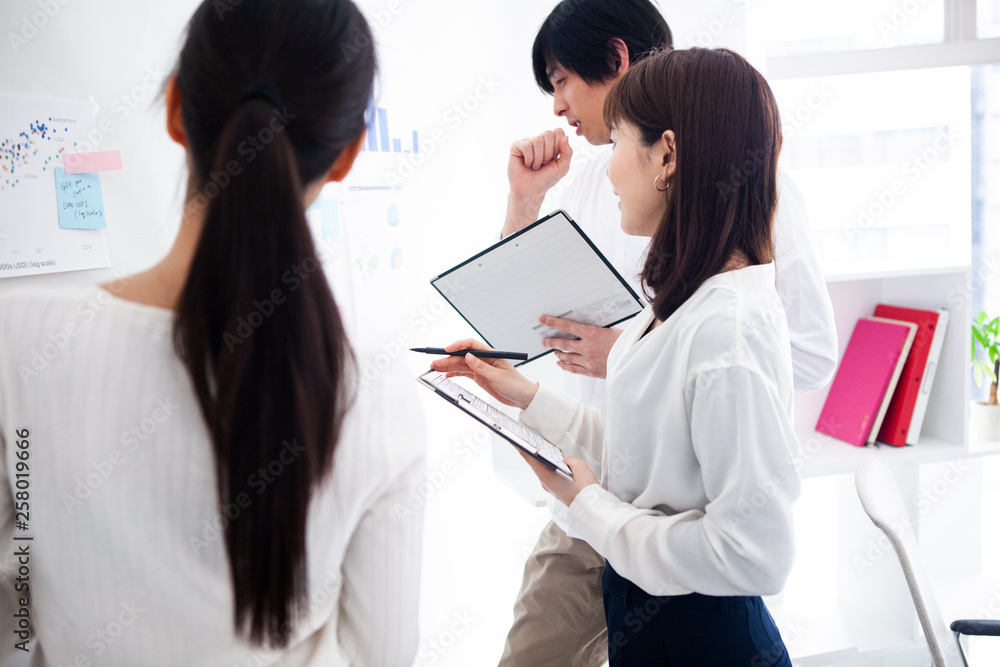 マネージャーの話を聞くメンバーたち