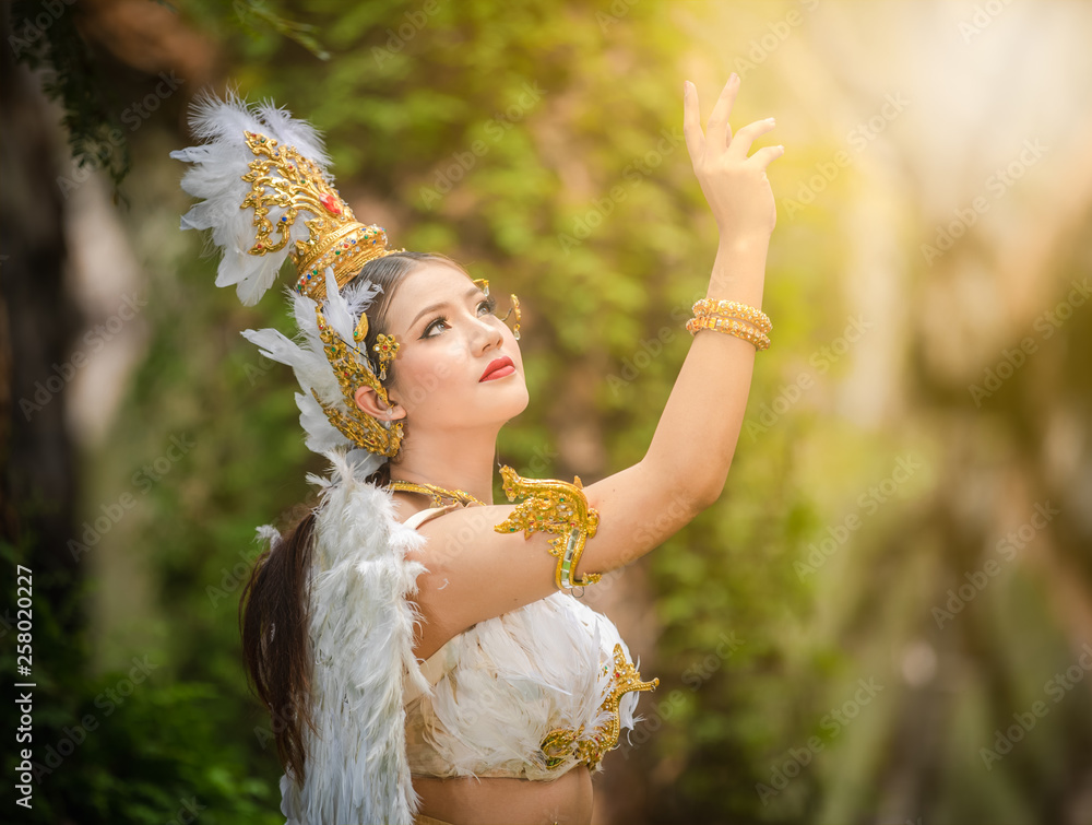 Φωτογραφία life portrait young girl kinnaree dress in the national forest Thailand