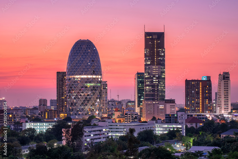 Φωτογραφία Aerial view of Bangkok city downtown with wonderful sunset sky, Bangkok city buildings cityscape at Phaholyothin , Samsen Nai,  Phaya Thai, Bangkok
