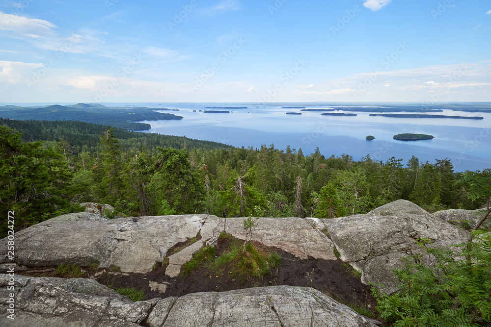 Φωτογραφία Summer landscape view over the lake Pielinen from the top of the UkkoKoli, a fell at the national park Koli, Joensuu, Finland, the land of a thousand lakes