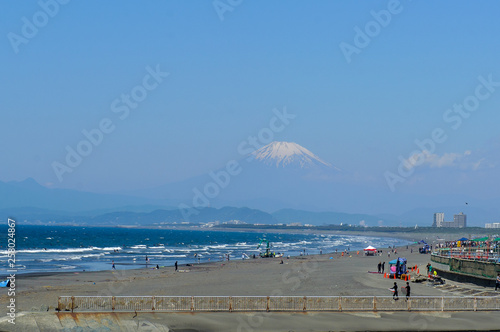 湘南から見える富士山と海