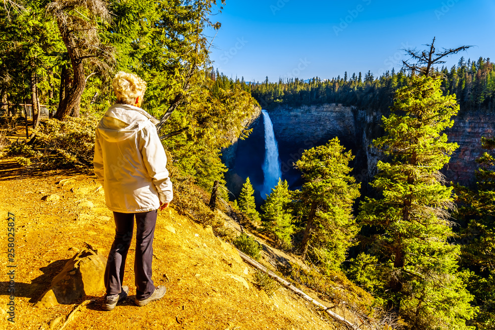 Φωτογραφία Senior woman enjoying the view of Helmcken Falls in Wells Gray Provincial Park i