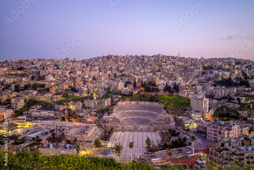 Fotografía skyline of Amman, capital of Jordan, at night