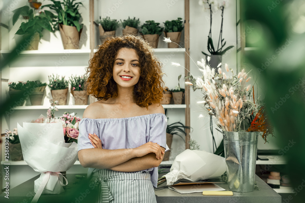 Φωτογραφία Young appealing student enjoying her part-time job in big floral shop