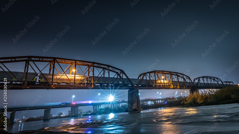 Naklejka premium border bridge at night