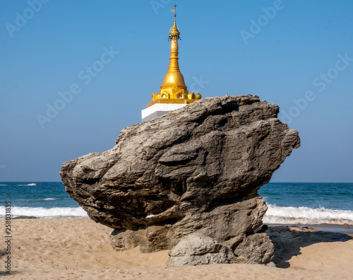 Fotografija Buddhist stupa at Ngwe Saung Beach on the Bay of Bengal in Myanmar
