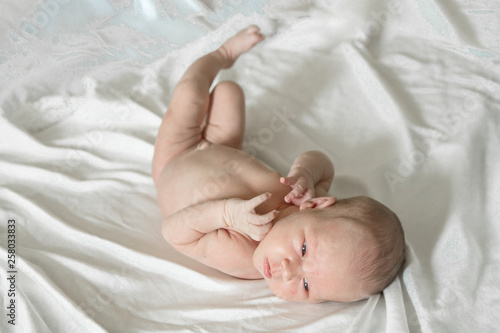 Cuadro en lienzo Newborn naked Baby girl on white background