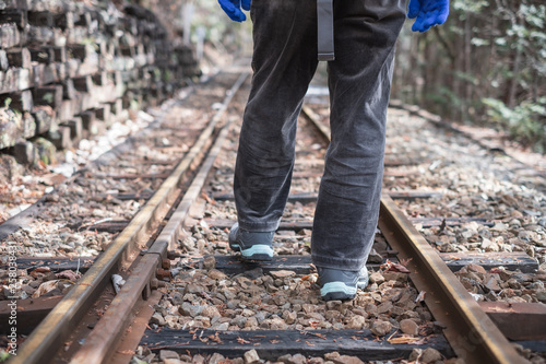 写真素材：線路を歩く男性 鉄道 廃線 休止 旅行 田舎 森林 