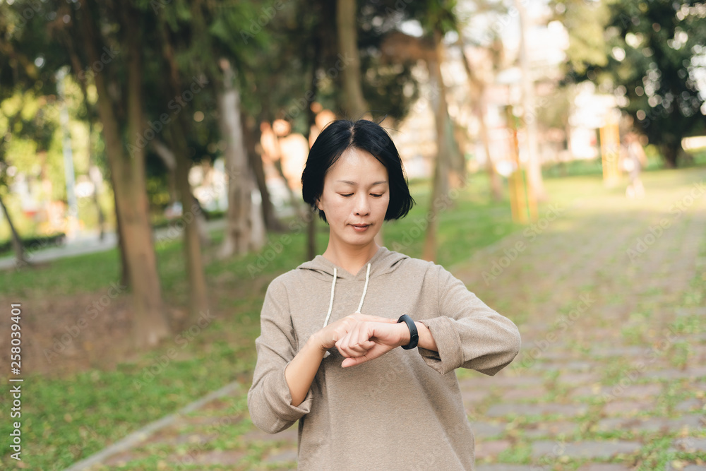 touch the screen of smart watch touch the screen of smart watch