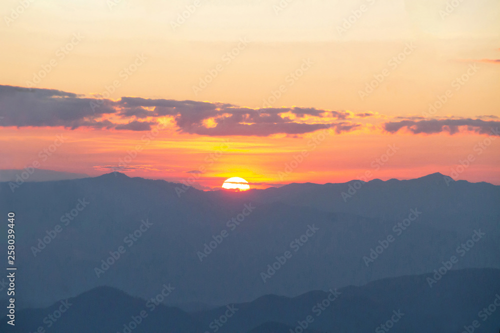 Obraz premium Sunrise behind the mountain