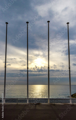 Mats de drapeaux sur la plage © Jonathan Coullet