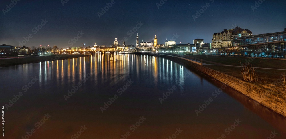 Fototapeta premium Dresden in der Nacht