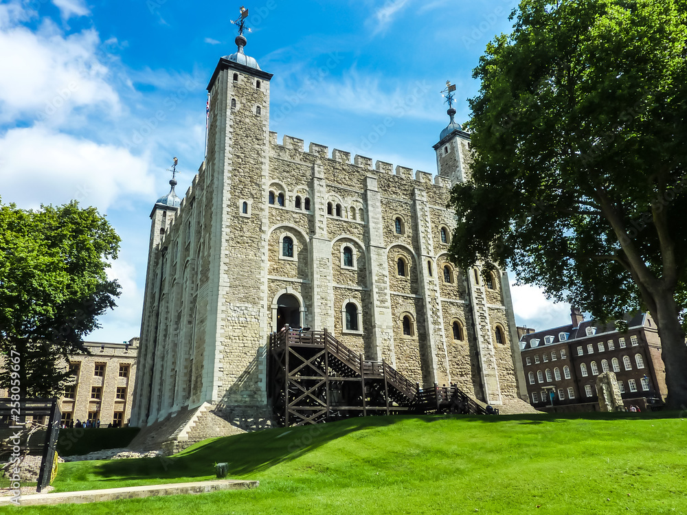 Fototapeta premium Tower of London, White Tower in a sunny day, London, Great Britain