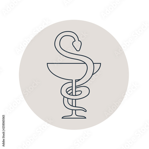Icono plano lineal serpiente y copa en círculo color gris