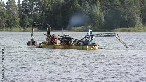 Wallpaper Mural A dredger moves across the lake after doing work to deepen the channel Torontodigital.ca