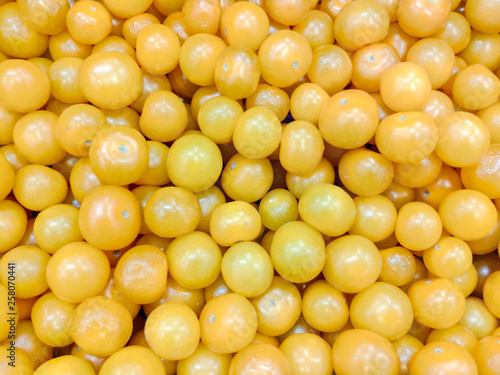 Obraz na płótnie yellow cherry tomatoes for background w salonie