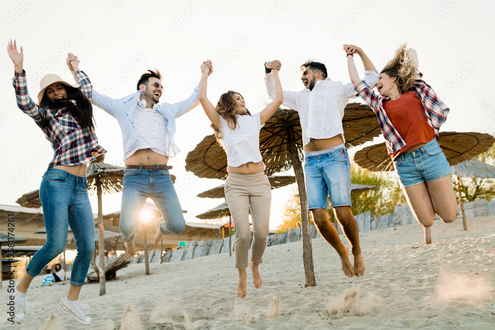 Obraz premium Group of young cheerful people bonding to each other and smiling