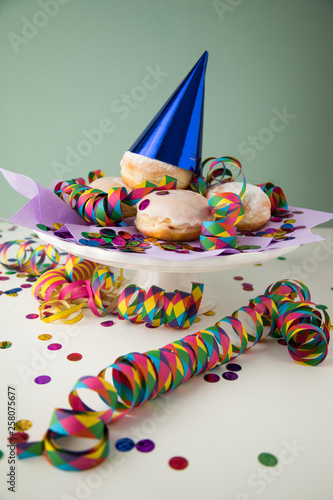 Wallpaper Mural Traditionelle Deutsche Berliner Pfannkuchen Krapfen zu Fasching, Karneval oder Silvester mit bunten Konfetti und Luftschlangen Torontodigital.ca