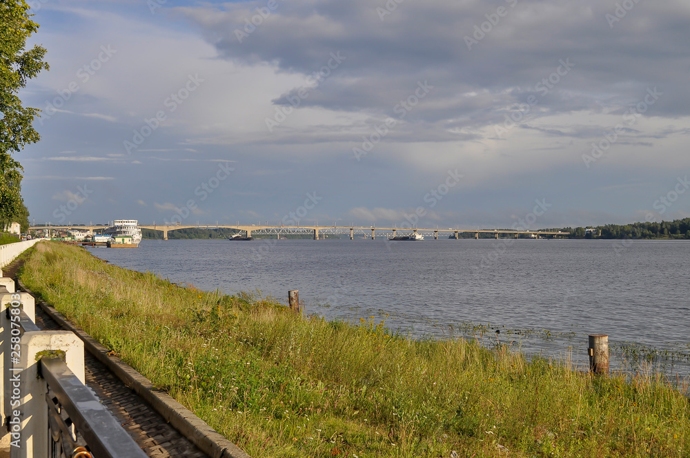 A view of the bridge and the pier in the city of Kostroma