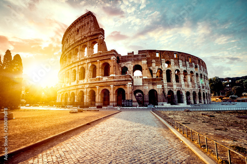 Antyczny Colosseum w Rzym przy zmierzchem