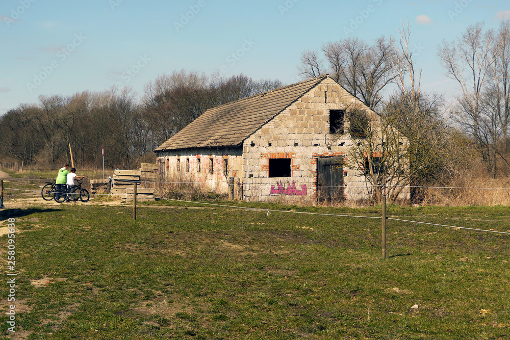 ドイツの草原に建つレンガ造りの古い納屋 Stock Photo Adobe Stock