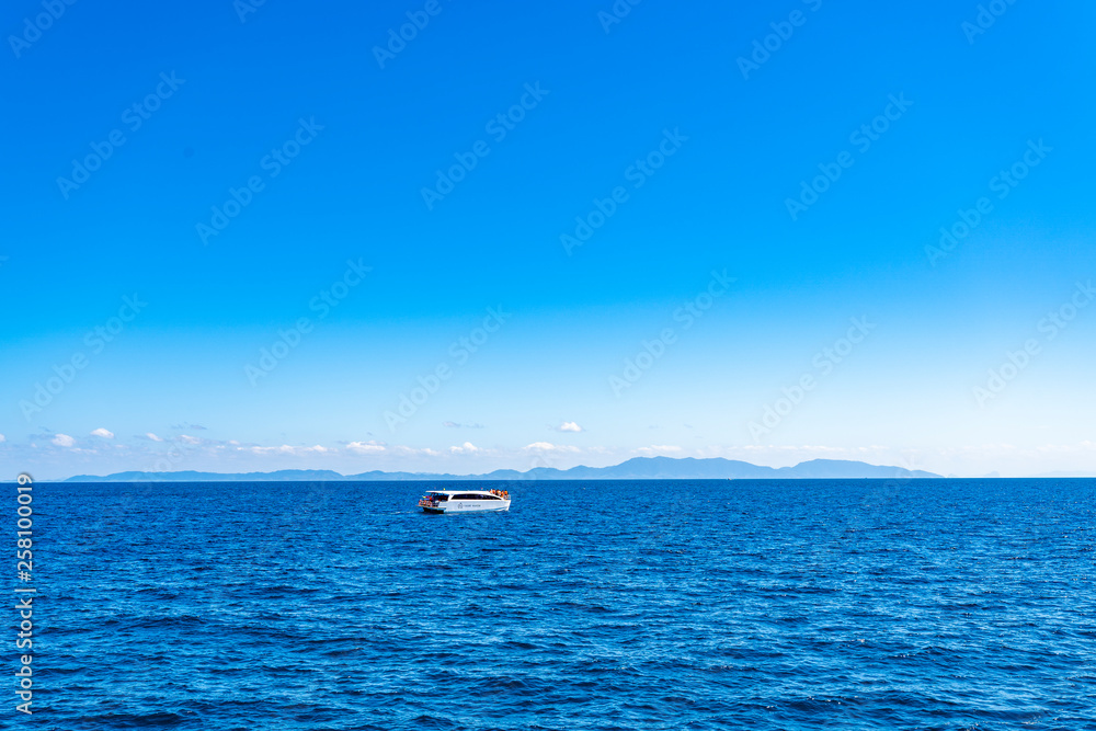 Boot vor Meereshorizont