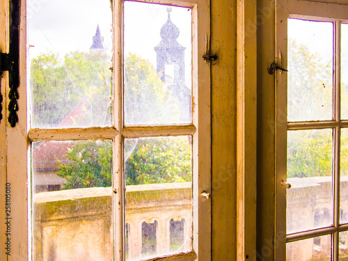 Blick durchs Fenster auf die Kirche