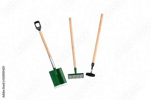 Foto Small gardening rake, hoe and shovel isolated on white background