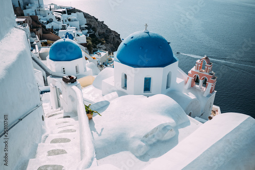 Typische blaue Kuppeln auf Santorini