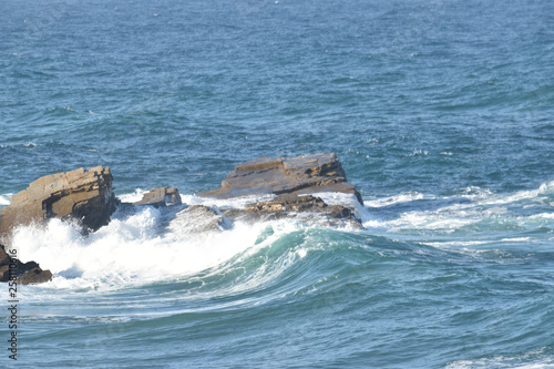Puissance de l'Océan Atlantique à la Plage des Cathédrales près de Ribadeo en Galice, Espagne