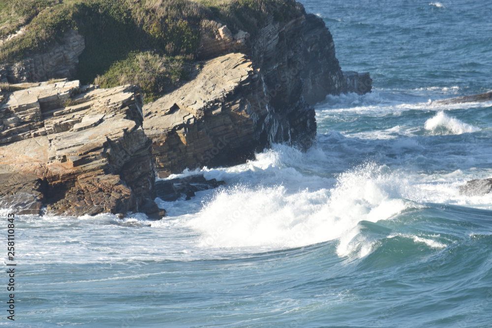 Puissance de l'Océan Atlantique à la Plage des Cathédrales près de Ribadeo en Galice, Espagne Puissance de l'Océan Atlantique à la Plage des Cathédrales près de Ribadeo en Galice, Espagne