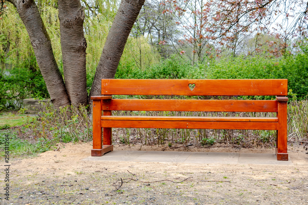 Ruhebank in einem Park aus Holz mit einem Herz in der Mitte