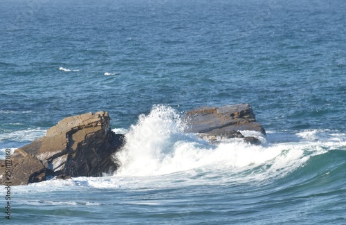 Puissance de l'Océan Atlantique à la Plage des Cathédrales près de Ribadeo en Galice, Espagne