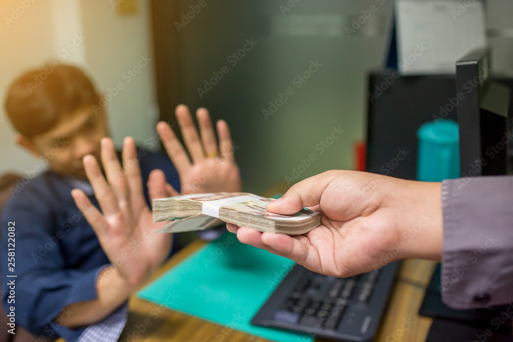 business partners submit fraudulent cash to entrepreneurs whose male businessmen refuse to accept bribes in the office