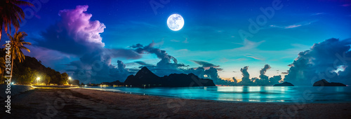 Obraz na płótnie Colorful blue sky with cloud and bright full moon on seascape to night w salonie