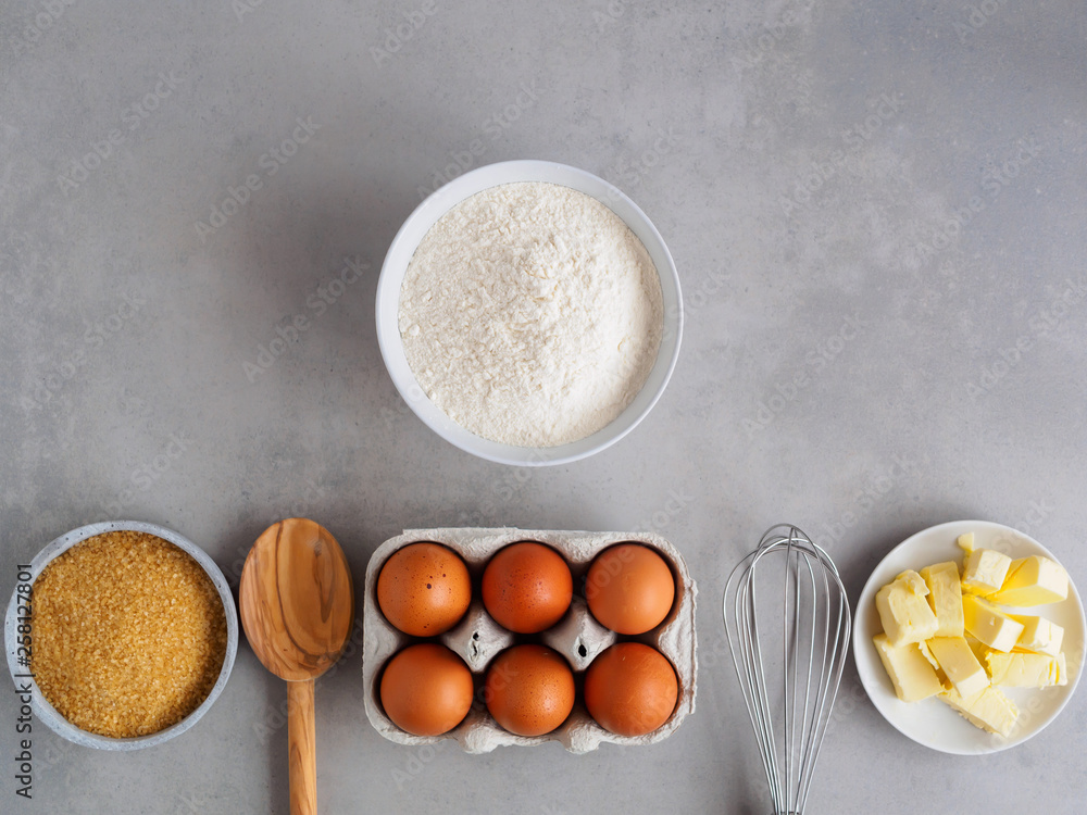 Backzutaten für einen Kuchen, grauer Hintergrund Backzutaten für einen Kuchen, grauer Hintergrund